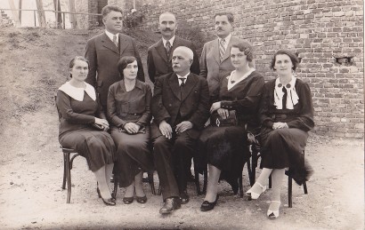 Prvi nastavnički kolegijum Narodne škole "Njegoš" u Prokopu među njima u sredini slike Jovan Jovanović